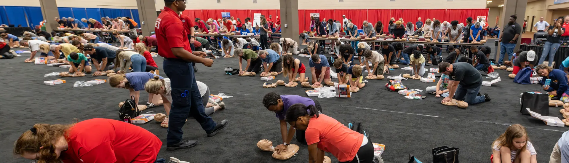 Citizens doing CPR on a dummy